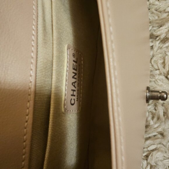 CHANEL Boy FLAP QUILTED PURSE with chain. - Picture 4 of 6